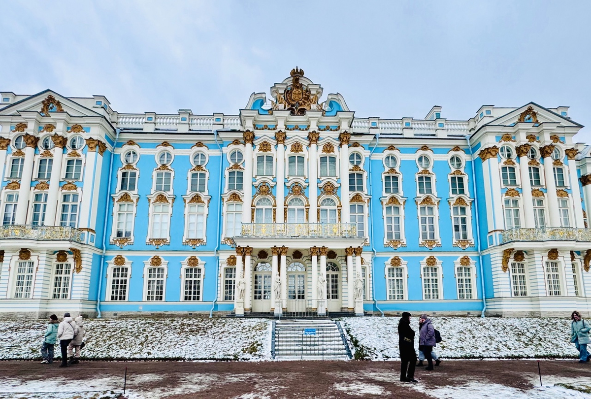 Екатеринский дворец, построенный при Елизавете Петровне, мы сидим до сих пор