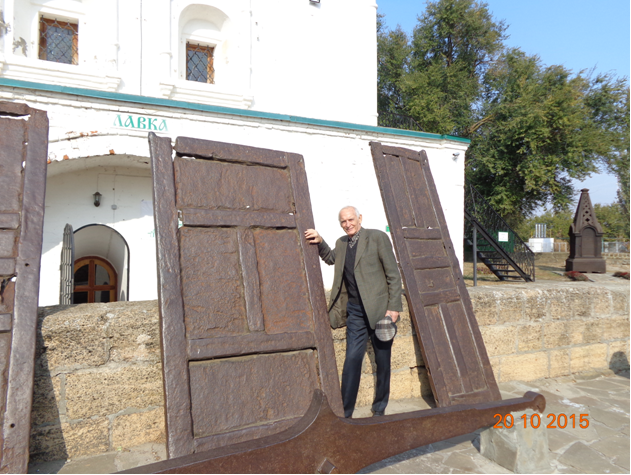 Василий Семенович подкрепляется энергетикой прошлых веков!