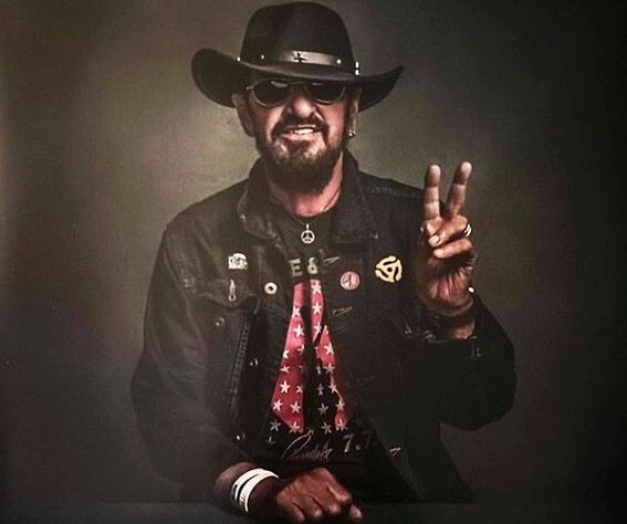 Ринго Старр позирует в 2024 году для одной из иллюстраций буклета своего альбома "Look Up", 2025 г.