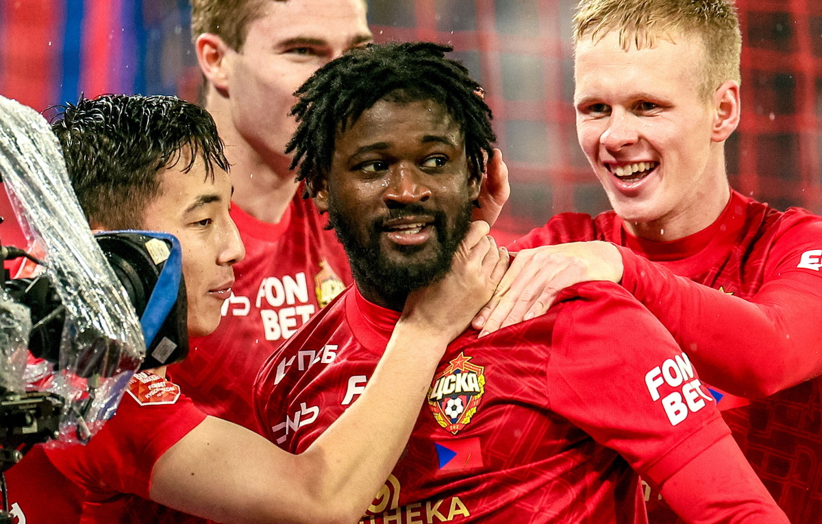    Нападающий ЦСКА Секу Койта (в центре)  Александр Щербак/ТАСС