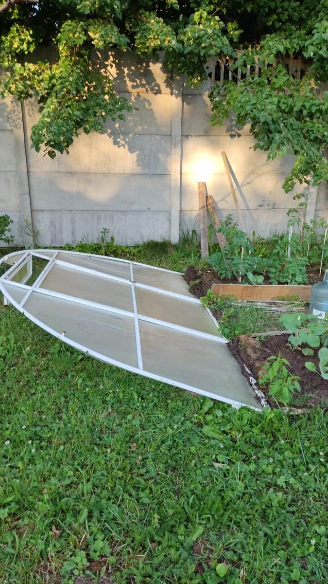 Боковые части вскоре вообще отвалились