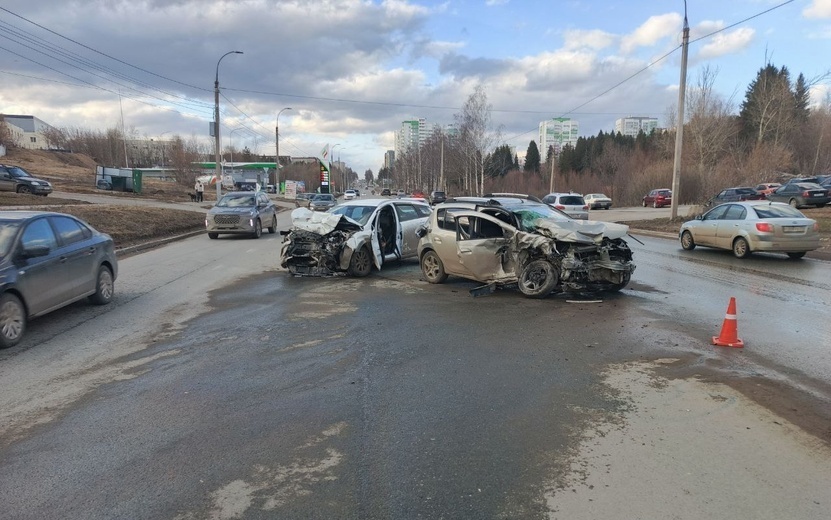    Renault выехал на встречную полосу и столкнулся с Lada Vesta в Ижевске