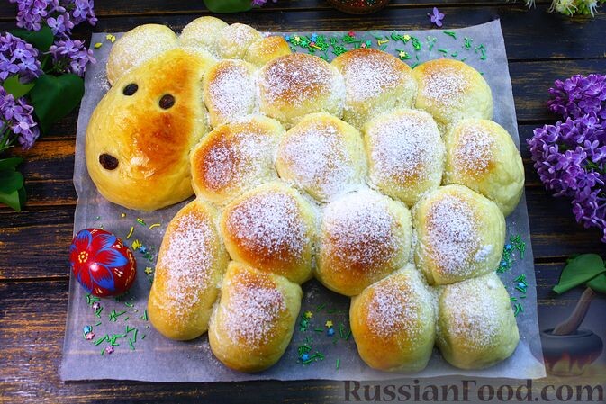 масло сливочное, молоко, яйца, сахар, мука, дрожжи сухие, соль, сахар ванильный, изюм, масло растительное, сахарная пудра