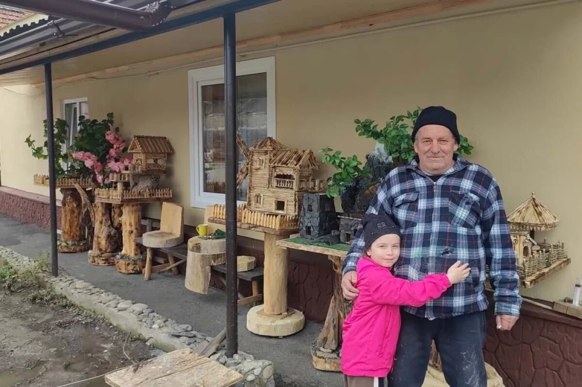    Один домик Хазби подарил школе, где учится его внучка.