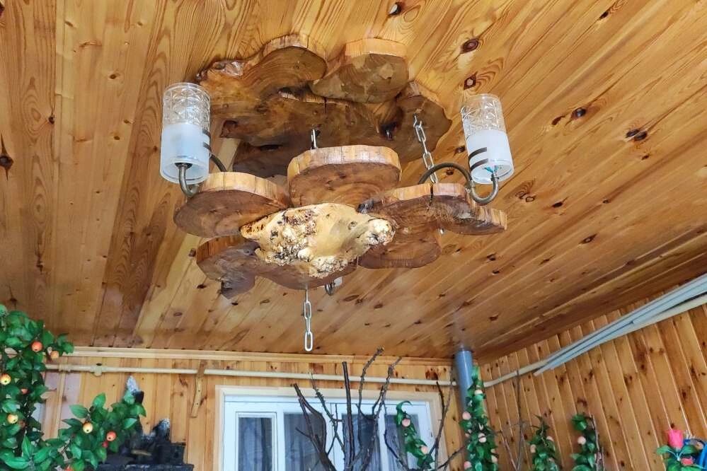    Даже люстра - деревянная. Фото: АиФ-Северный Кавказ/ Залина Губурова