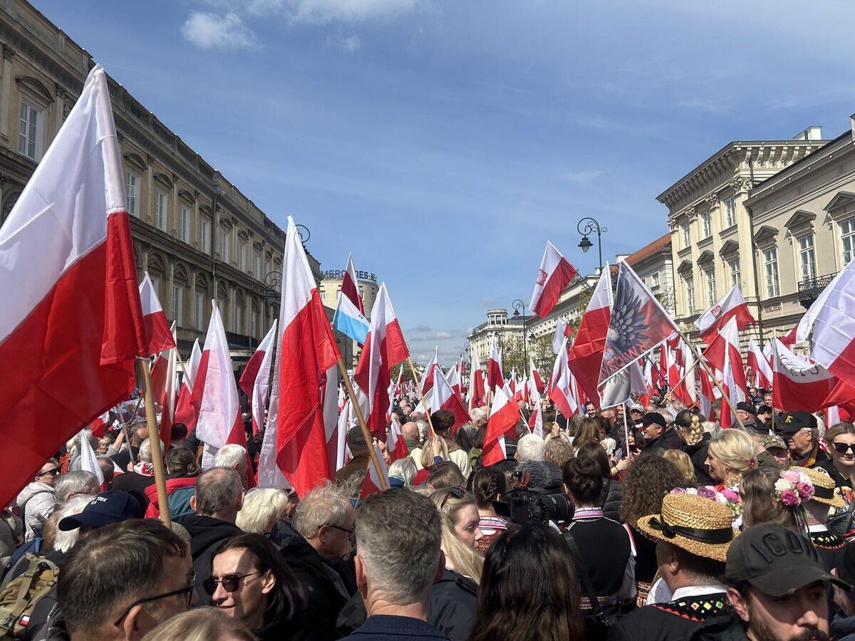    Участники марша партии "Право и справедливость" (PiS) в Варшаве, Польша. 12 апреля 2025© Фото : соцсети