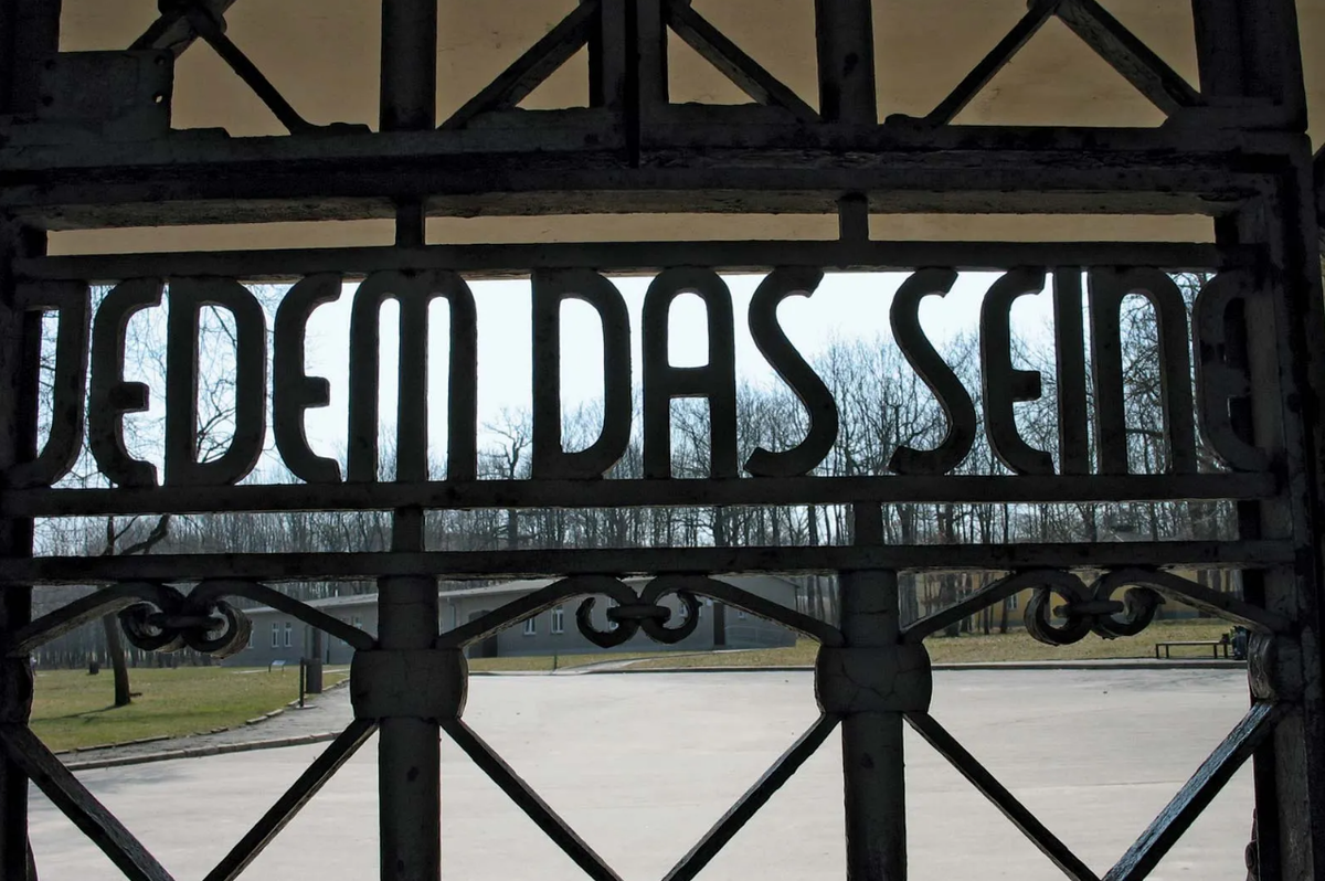 Главные ворота концентрационного лагеря Бухенвальд. Табличка с надписью «Jedem das Seine» («Каждому своё») на главных воротах концентрационного лагеря Бухенвальд, недалеко от Веймара, Германия.