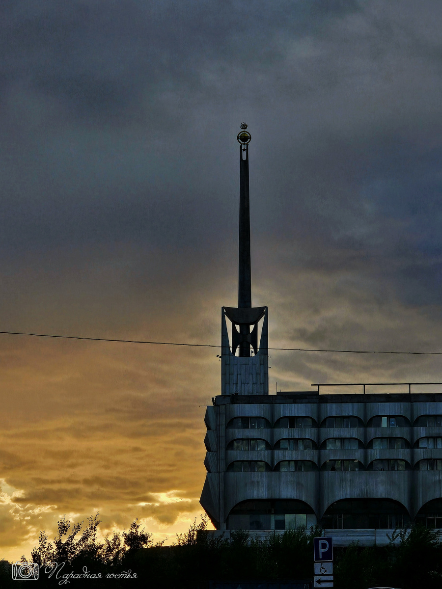 Вы точно могли его видеть, если бывали в Севкабеле. Фото: Парадная гостья
