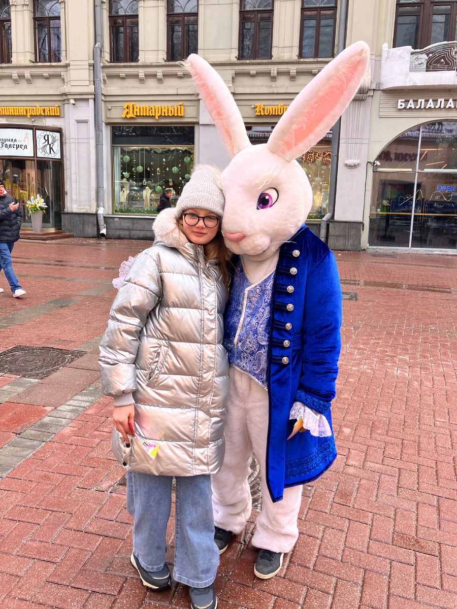 Нас встречает белый кролик