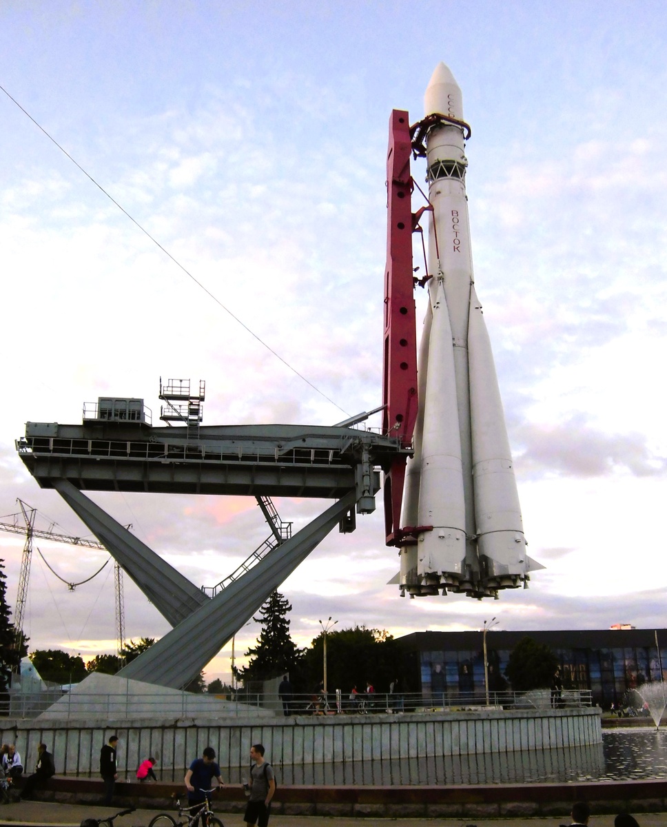 Макет ракеты-носителя "Восток" в натуральную величину. ВДНХ. Фото автора из архива.