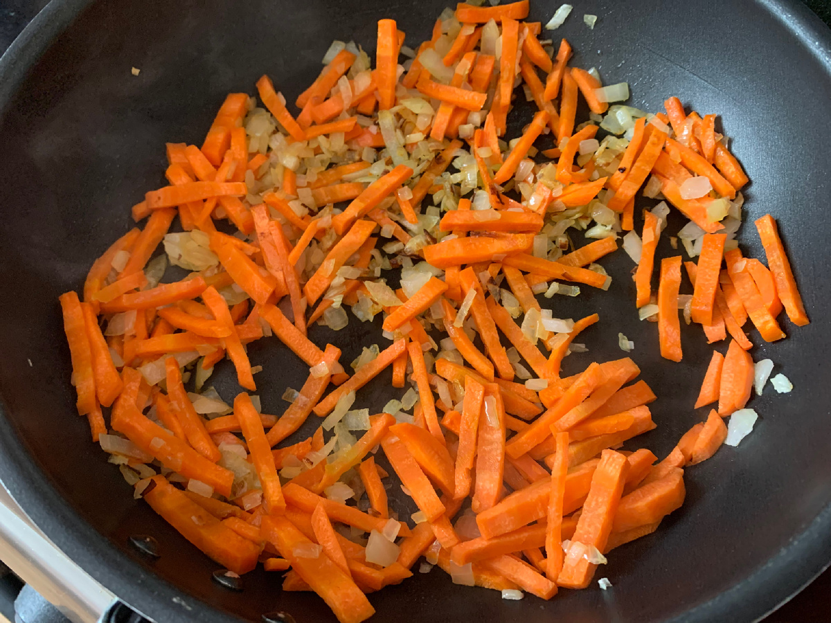 Обжариваем на растительном масле лук с морковью 