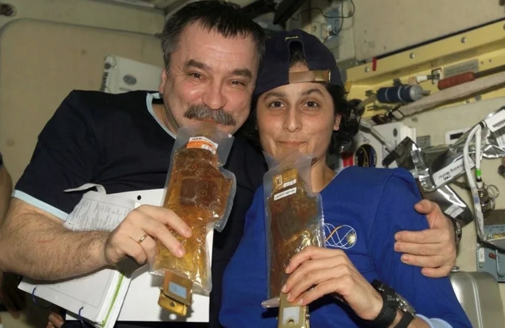 Космонавты пьют чай
