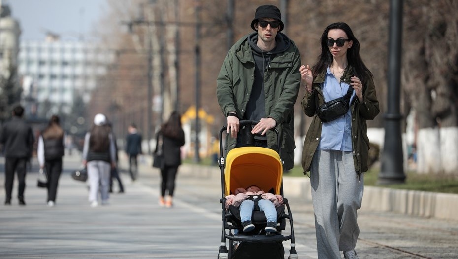    Молодая семья на прогулке с ребенком Автор фото: Елена Афонина / ТАСС