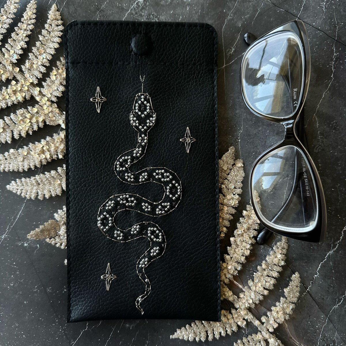 Неокрафт. Очечник "Змейка"