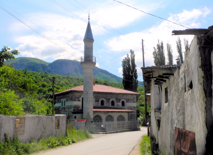 Старинные дома и мечеть на улицах Коккозы.