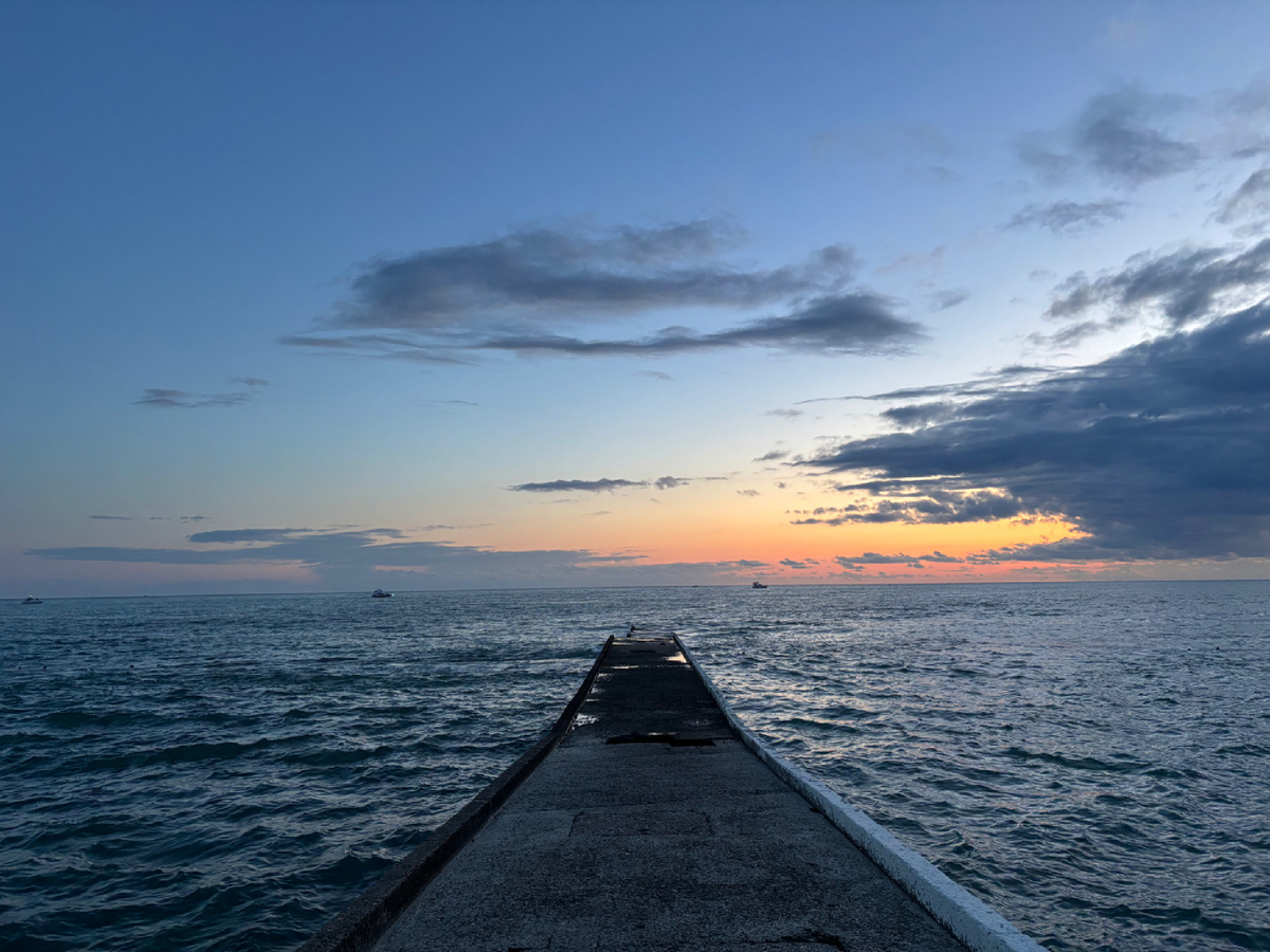 Солце село за облака, но небо подсветило