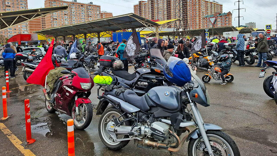 Мотоциклисты начали собираться в полдень у гипермаркета «Окей».📷Фото: Вячеслав Рыжков