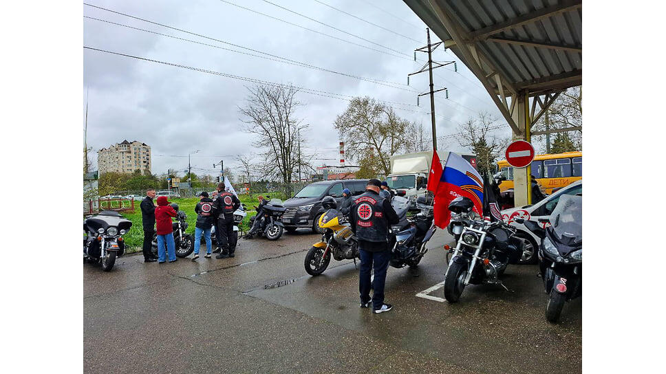 Многие байкеры взяли флаги.📷Фото: Вячеслав Рыжков