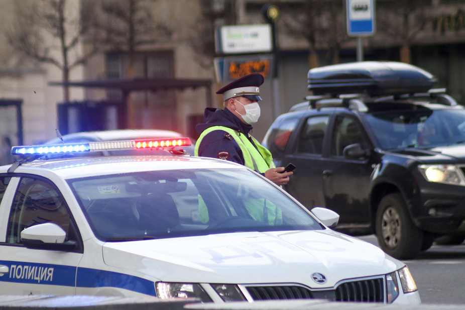 Полицейский в медицинской маске, 17 апреля 2020 года. Фото: Андрей Никеричев. Источник: АГН «Москва»