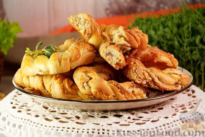 масло сливочное, молоко, яйцо, мука, дрожжи сухие, сахар, соль, ванильный сахар, тахини, орехи грецкие