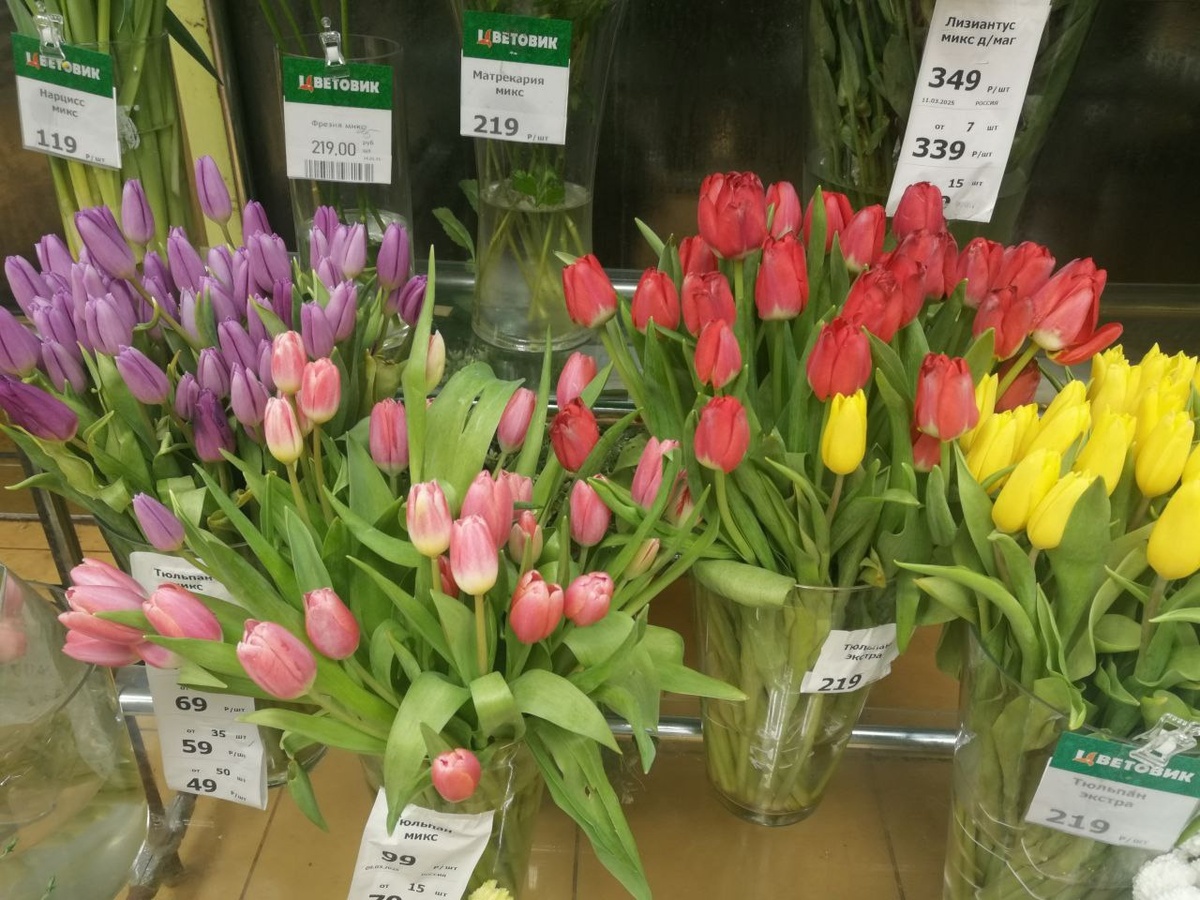 Цены на тюльпаны в апреле снизились по сравнению с 8 мрта.