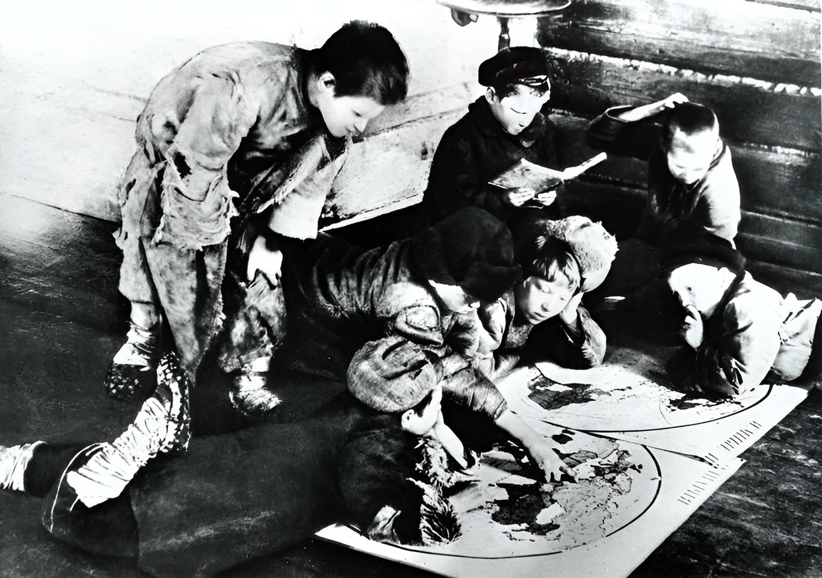 Мечтатели. Школа села Макаровка Вятской губернии, 1925 год. Автор фото – Аркадий Шишкин. Мультимедиа Арт Музей, Москва