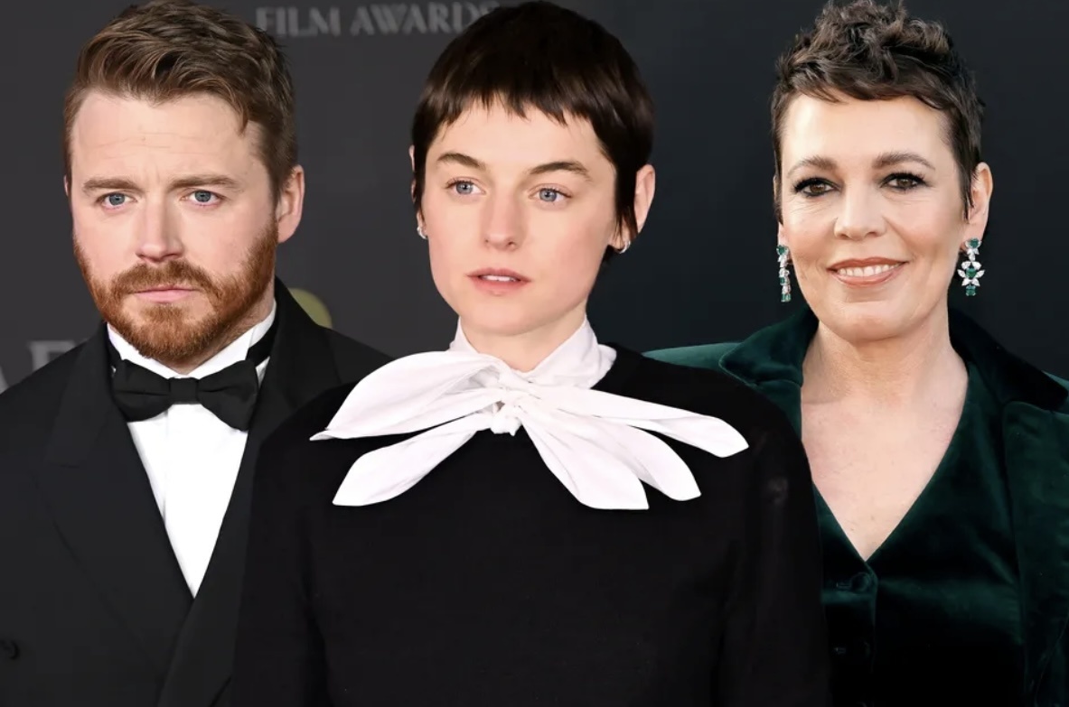 Коррин (в центре) поделилась своими эмоциями: «Играть Элизабет Беннет — шанс, который выпадает раз в жизни. Это величайшая честь — вдохнуть жизнь в этот культовый образ». Фотографии из открытого источника. 