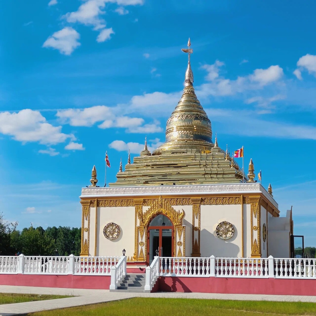 На территории парка можно посетить Культурный центр Мьянмы. Это буддийская пагода со статуями Будды. Фото: Татьяна / Яндекс Карты