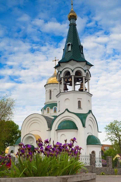 Православный храм и весенние цветы.