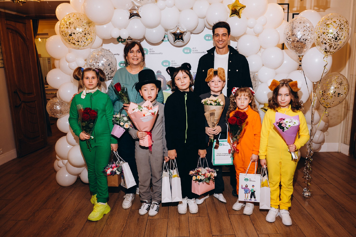 Я. актёр театра и кино,,один из основателей  школы Art Kids Community Станислав Бондаренко и наши ученики  школы Art Kids Community после отчётного спектакля.