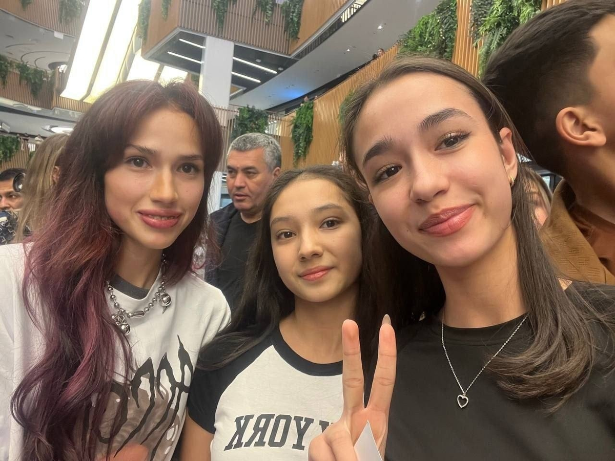 Алина Загитова (слева) - российская фигуристка,  олимпийская чемпионка.