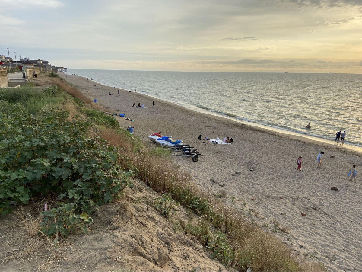 Примерно столько людей бывает на рассвете. К обеду — значительно больше