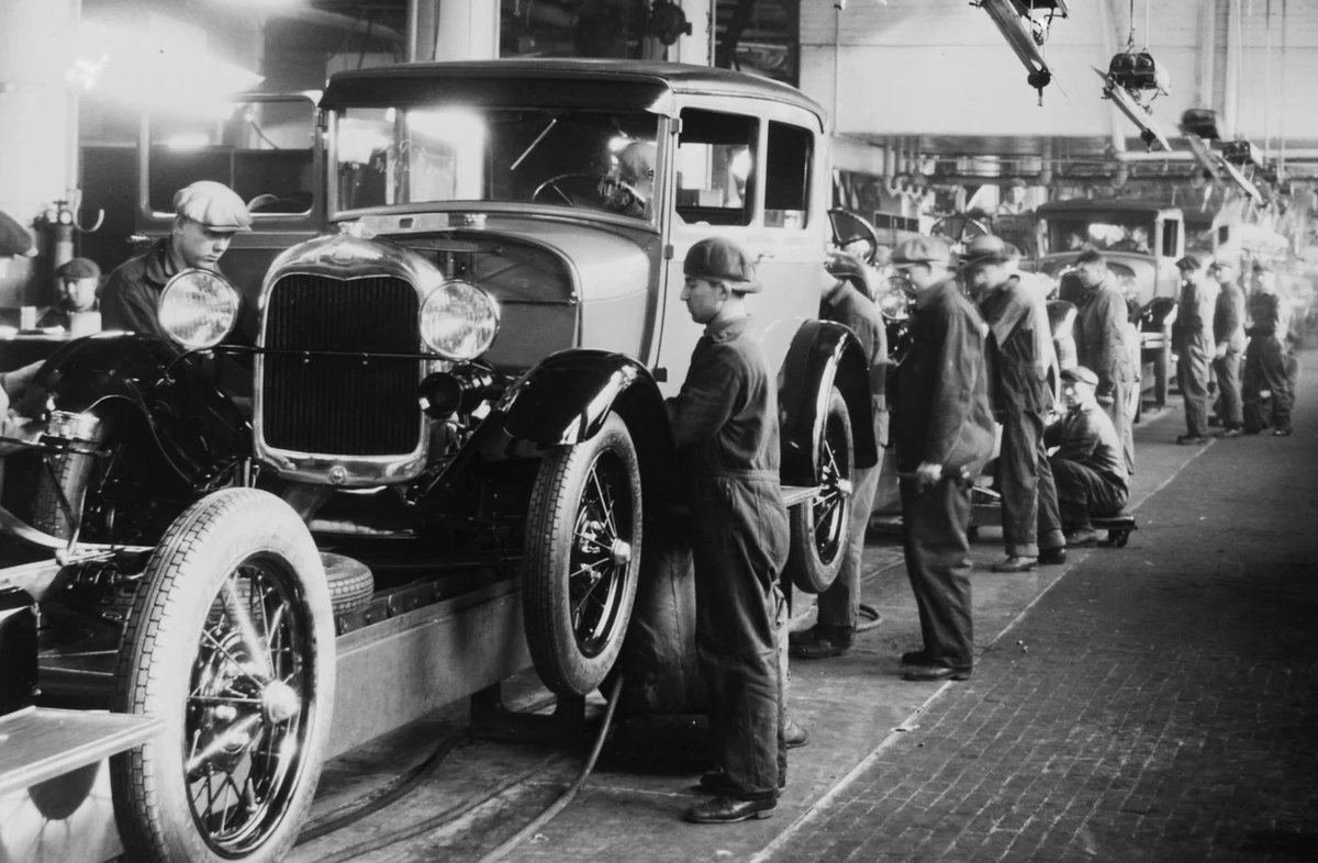 Фото первого конвейера на фабрике Форд.