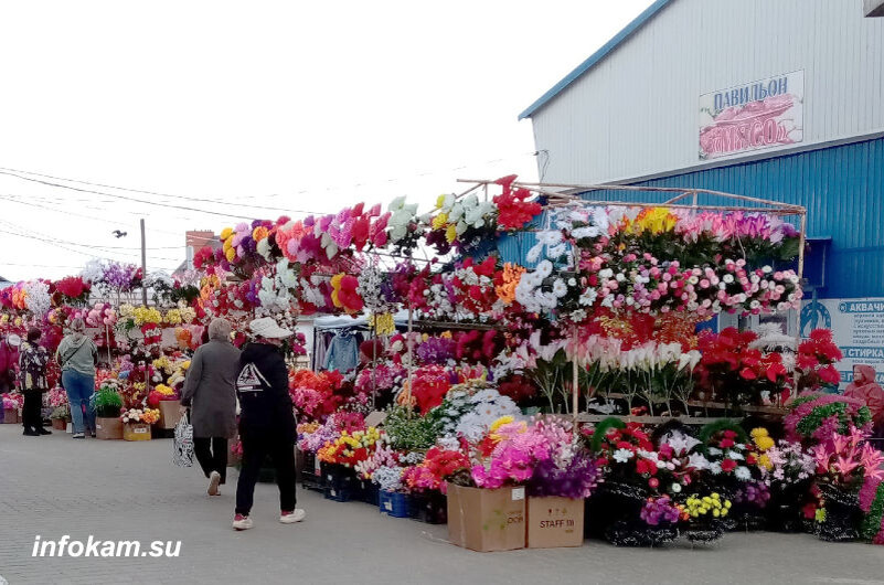    Точка торговли искусственными цветами на центральном городском рынке