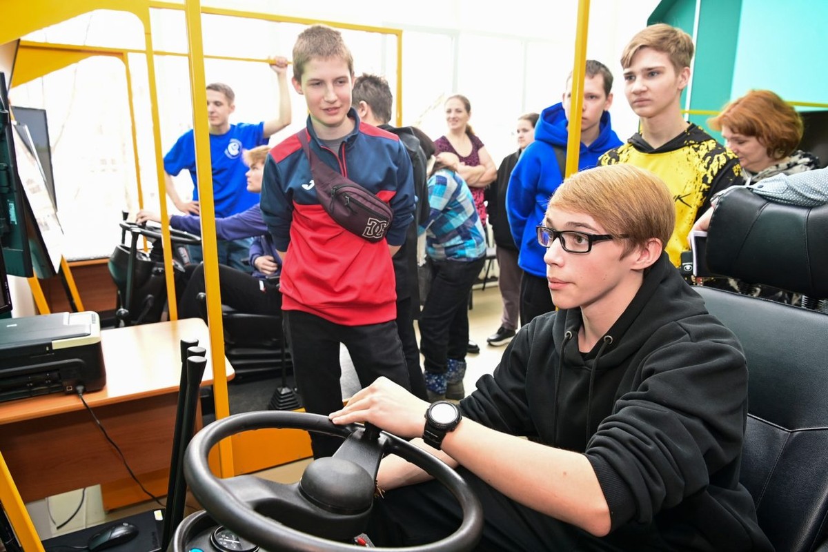    День открытых дверей в Петрозаводском автотранспортном техникуме. Фото: "Республика"/Сергей Юдин