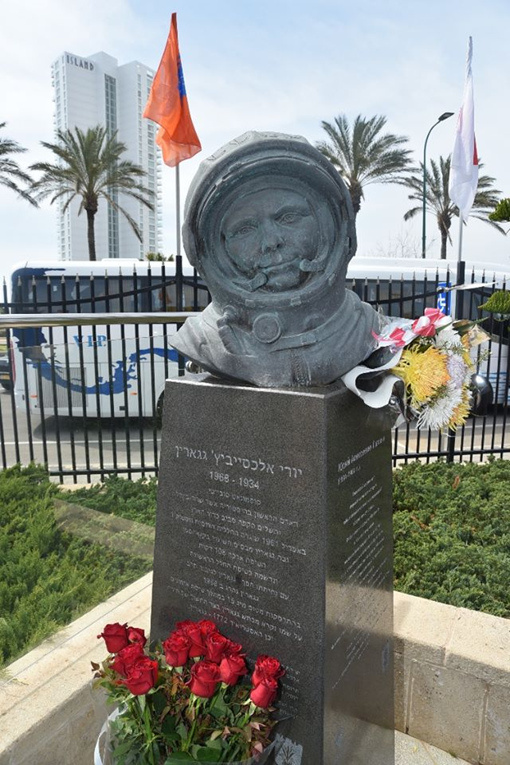 Памятник Гагарину в Нетании. Израиль.