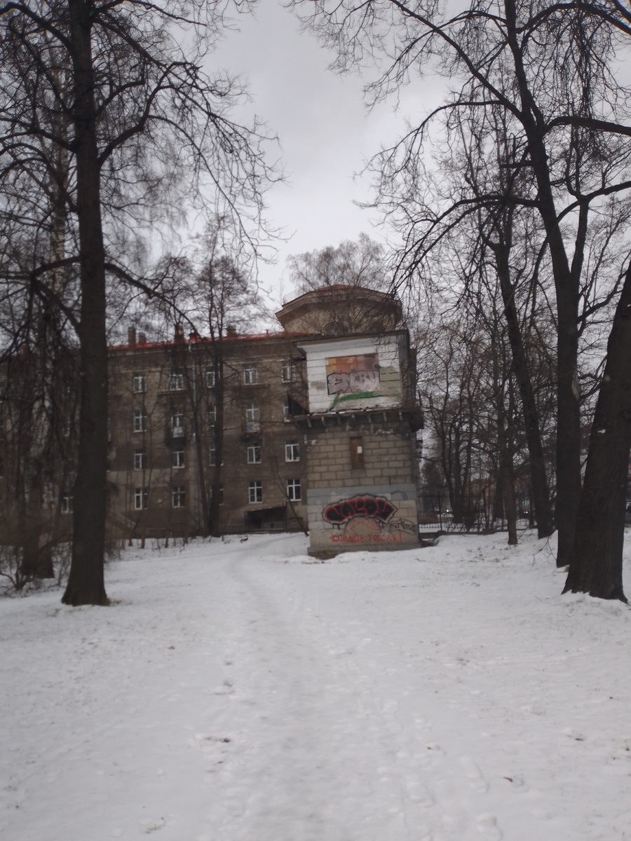  Так выглядит башня дежурного по переезду. Она прекрасно вписалась с местную архтиектуру на фоне Сталинского жилого дома. А красивая была башня 