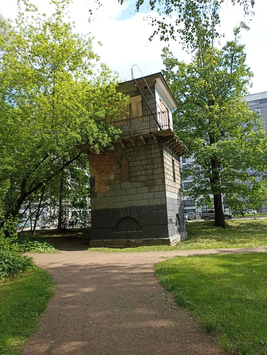 Уже осыпается штукатурка 