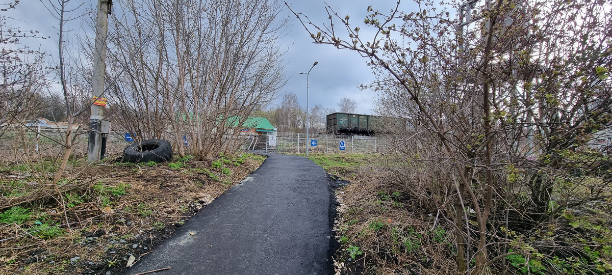 Подход к станции со стороны ул. Ладожская. 