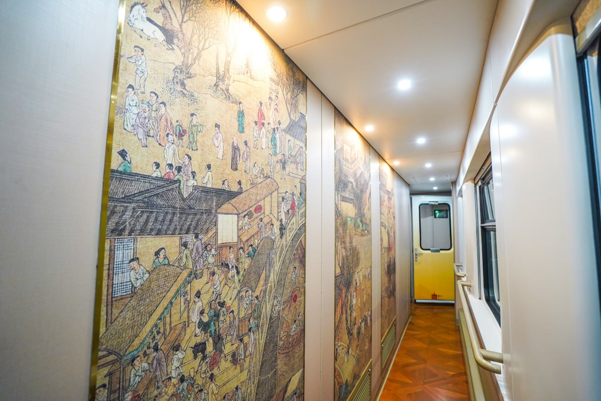 Интерьер туристического поезда производства CRRC. Источник: Cui Xuanhao/Dahe Daily