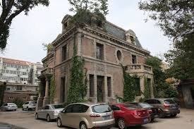 Дом №81 по улице Чаоянмен известен как "самый знаменитый дом с привидениями" в Пекине. По местным легендам, в нём обитают призраки, часто женщины-самоубийцы, а также происходят таинственные исчезновения. Из-за этих историй здание стало популярным местом для изучения города среди китайской молодежи, особенно после выхода в 2014 году 3D-фильма ужасов "Дом, который никогда не умирает", частично снятого в этом здании.