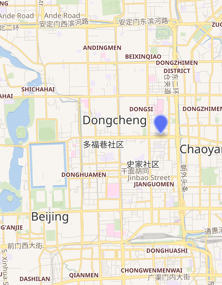 Дом №81 по улице Чаоянмэнь (Чаонэй №81) расположен в районе Дунчэн, в подрайоне Чаоянмэнь. Здание находится на северной стороне улицы, примерно в 250 метрах к западу от пересечения со Второй кольцевой дорогой, где раньше были ворота Чаоянмэнь (отсюда и название района).

Интересно, что дом находится недалеко от границы с районом Чаоян – фактически он расположен между двумя этими районами. Поблизости находится здание CNOOC (Китайская национальная оффшорная нефтяная корпорация), а рядом – станция метро Чаоянмэнь (линии 2 и 6).

Это историческое здание в стиле французского барокко, построенное в 1910 году, известно как "самый знаменитый дом с привидениями" в Пекине.