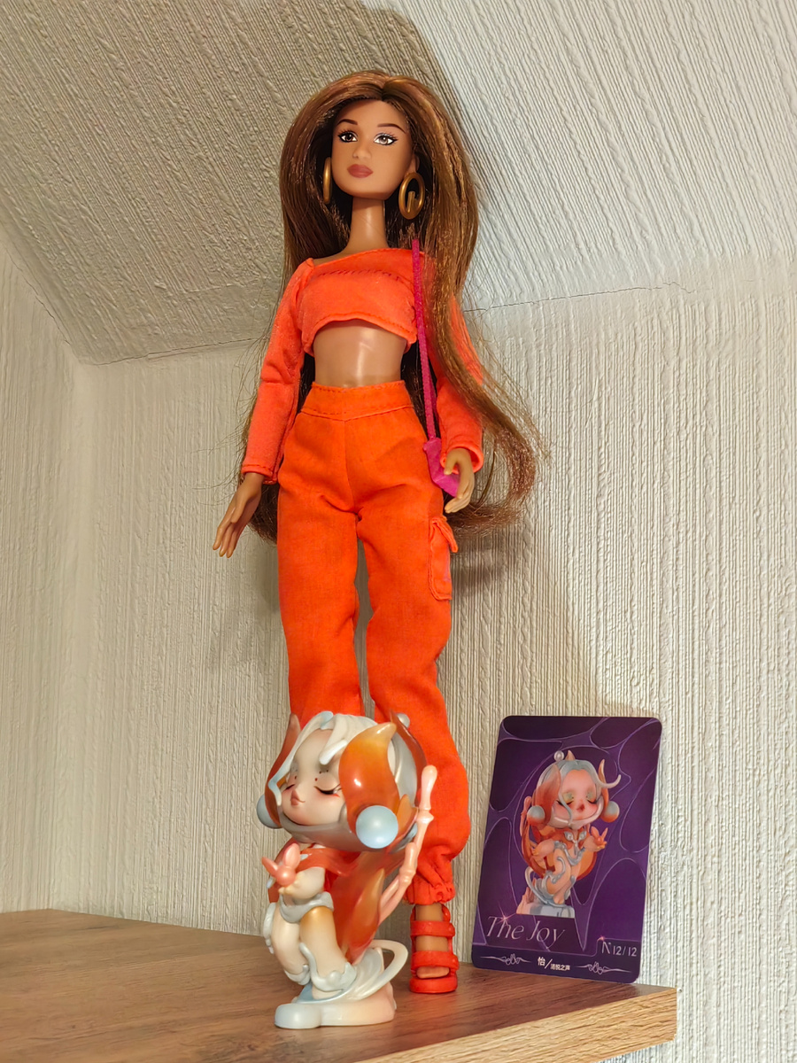 Latinistas Julianna и псевдо-Joy - космическая корреспондентка Джулианна и её синтетическая помощница Джой