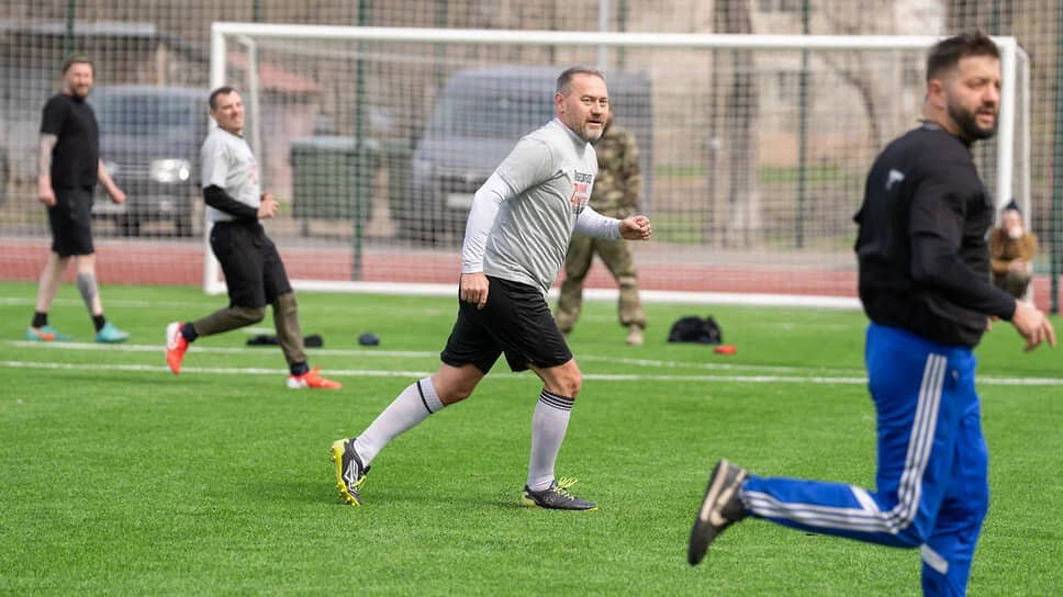 Спикер Законодательного собрания Петербурга Александр Бельский во время товарищеского матча с бойцами батальона «Эспаньол».📷Фото: Telegram-канал спикера Заксобрания Петербурга Александра Бельского