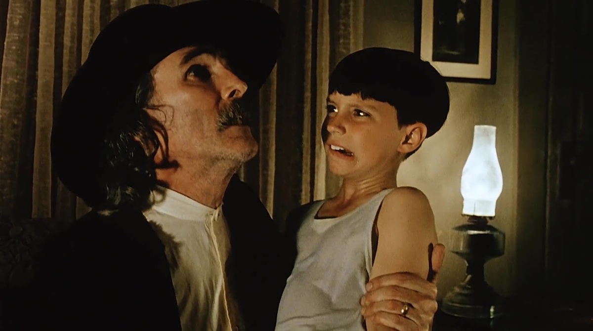 Кадр из фильма «Зеркальная кожа» (1990)