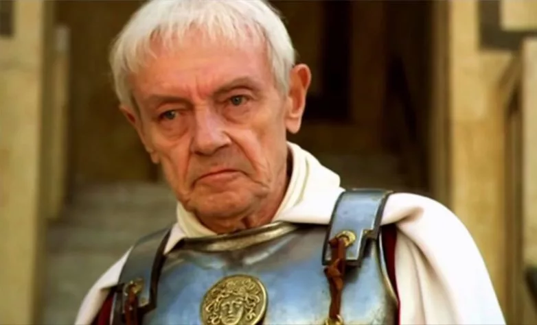 Прокуратор. Примерено такие дяди-самодуры сидят в минобр... 