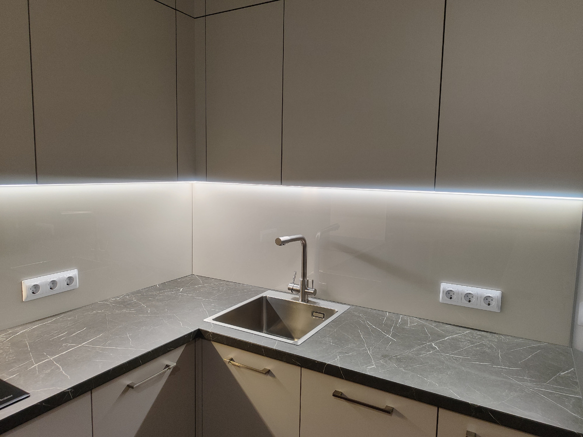 Светодиодная подсветка на кухне своими руками. Фото автора.