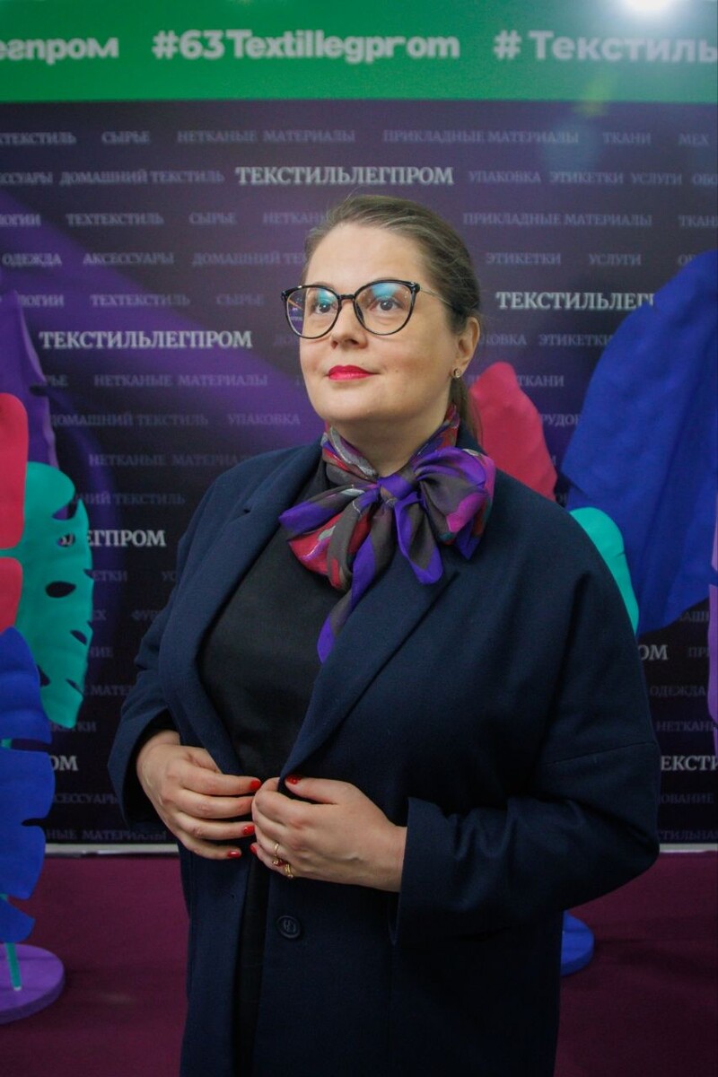 Зацените попадание в фирменные оттенки выставки )). Единственное фиолетовое, что нашла в закромах.