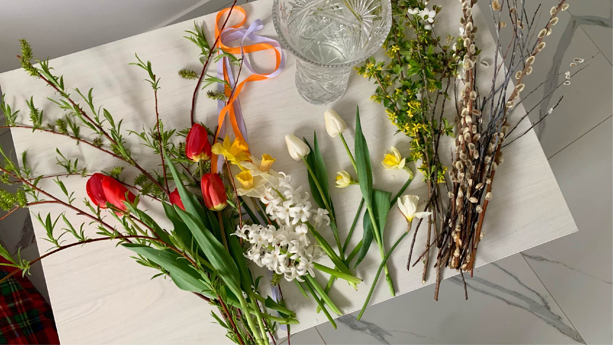 Цветы (тюльпаны, нарциссы, гиацинты) и веточки вербы, смородины, вишни для букета на Вербное воскресенье и Пасху. Фото автора канала