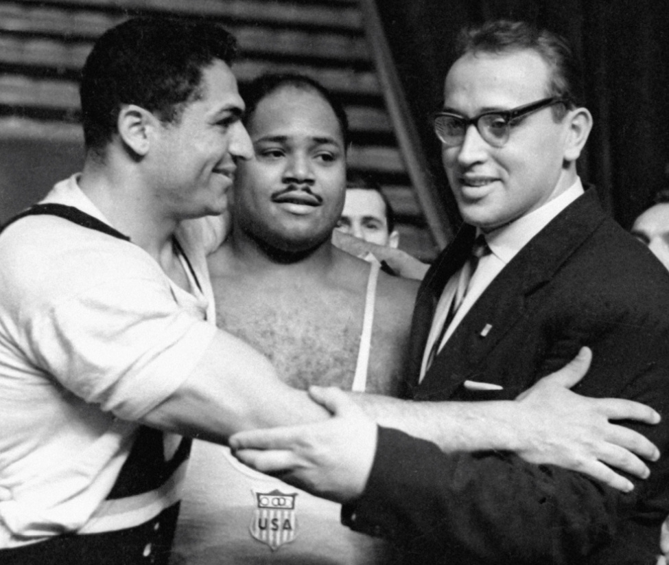 На фото не тот врач, с которым я говорил. Все дело в том, что старый доктор уже давно не любит фотографироваться.